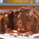 Bolo de Chocolate com Calda de Caramelo