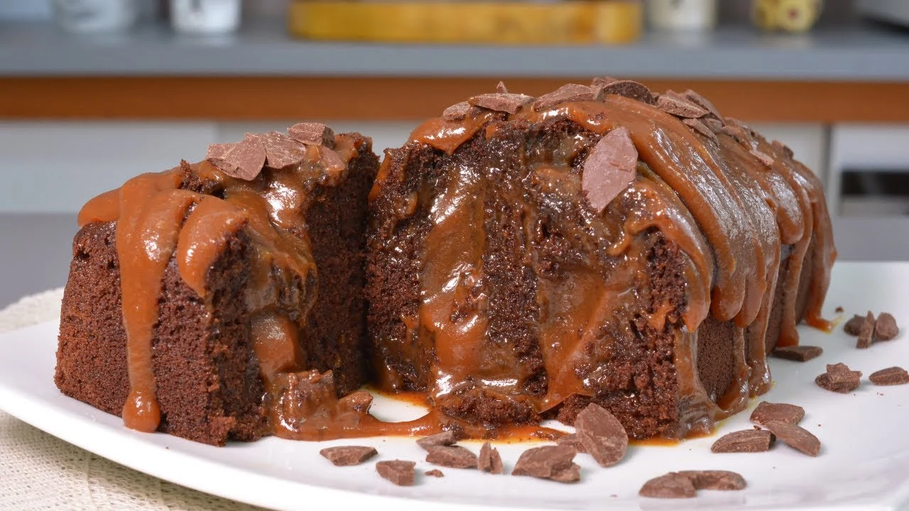 Bolo de Chocolate com Calda de Caramelo