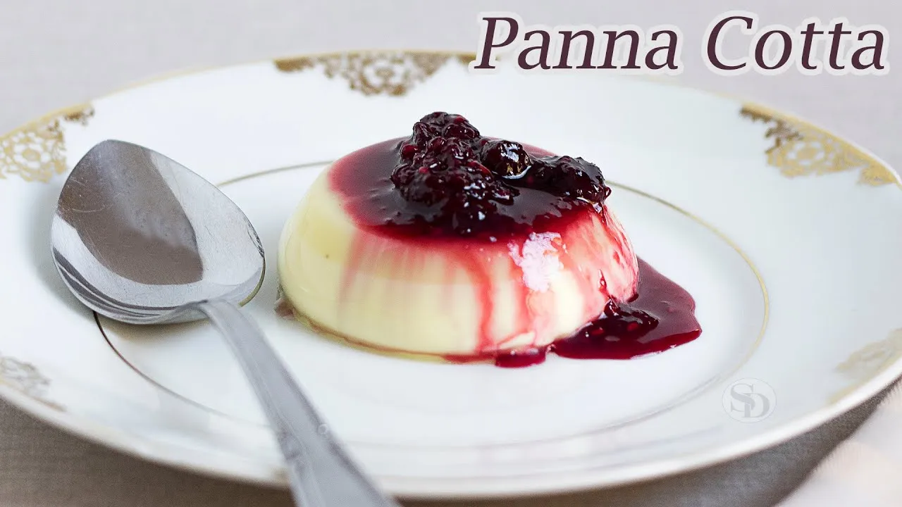 Panna Cotta com Calda de Frutas Vermelhas