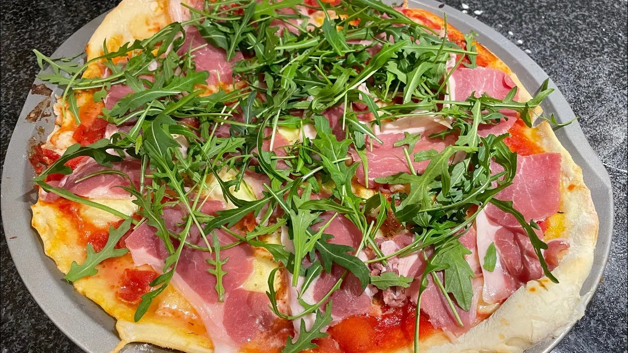 Pizza de Rúcula com Presunto