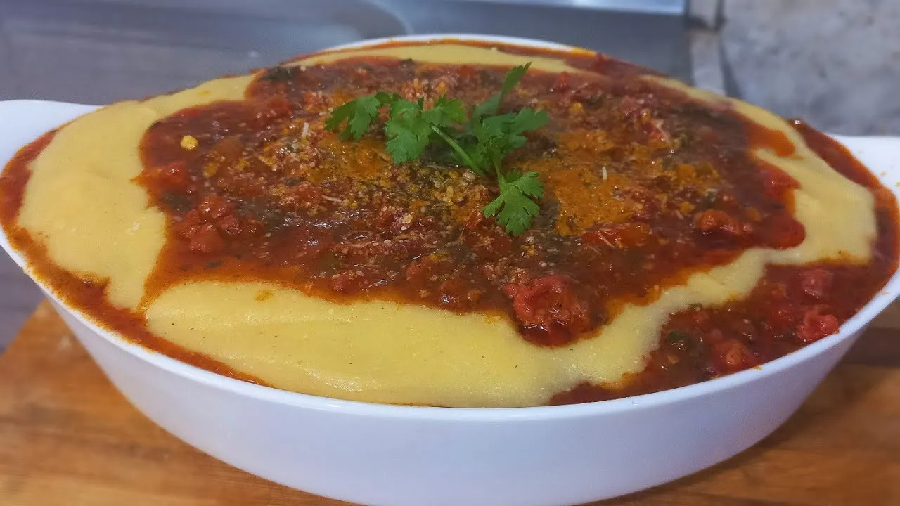 Polenta Cremosa com Ragu de Linguiça