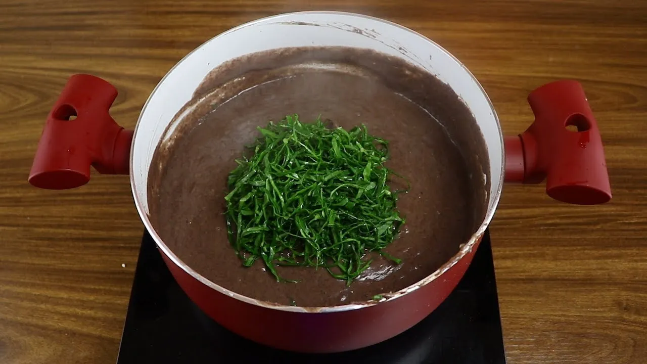 Sopa de feijão com couve