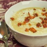 Sopa de batata com alho-poró