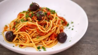 Spaghetti alla Puttanesca: Receita Original Italiana